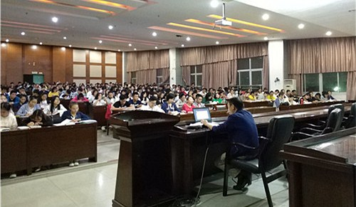 七个“正确认识”领读党章——买球官网举办2017年第二期党校培训班专题讲座