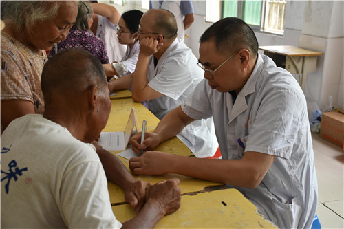 4.甘瑞华诊病.jpg